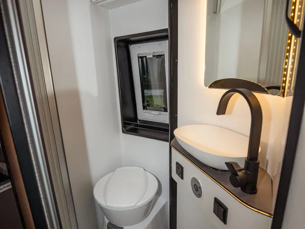 Summit Prime 640 – Modernes Bad mit Toilette, Waschbecken und Dusche im Reisemobil.