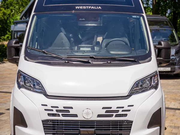 Nansen 600L – Frontansicht eines weißen Westfalia Nansen 600L Reisemobils mit Kennzeichen.