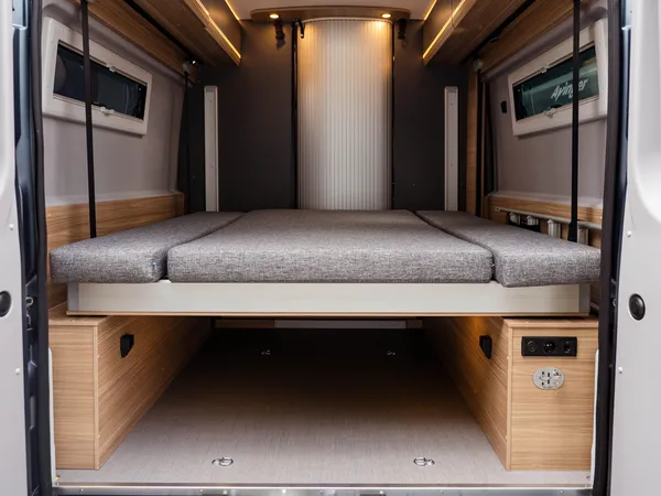 Summit Shine 640 R – Heckansicht des Summit Shine 640 R mit Bett und Stauraum.