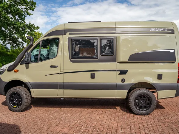 Regent S – Regent S Reisemobil Seitenansicht, beige mit Schnorchel und Offroad-Reifen.