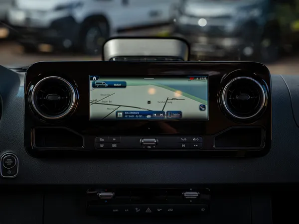 Regent S – Detailansicht des Cockpits mit Navigationssystem und Bedienelementen.