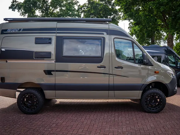 Regent S – Seitenansicht eines beigefarbenen Regent S Reisemobils mit Offroad-Reifen.