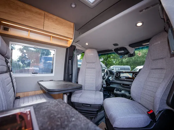 Regent S – Innenansicht eines Regent S Wohnmobils, Blick zur Fahrerkabine und Sitzgruppe.