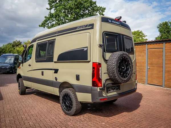 Regent S – Heckansicht La Strada Regent S Wohnmobil mit Reserverad und Offroad-Reifen.