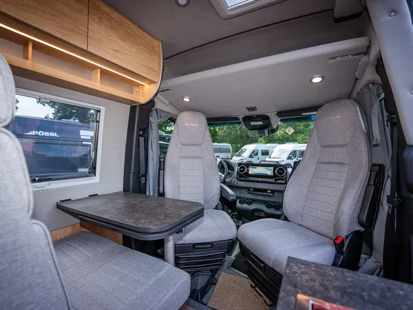 Regent S – Regent S Innenraum mit Cockpit, drehbaren Sitzen, Tisch und Sitzbank
