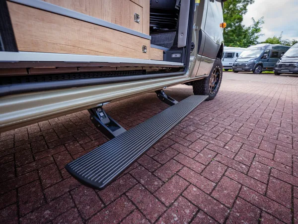 Regent S – Ausgefahrene elektrische Trittstufe eines Reisemobils mit geöffneter Schiebetür