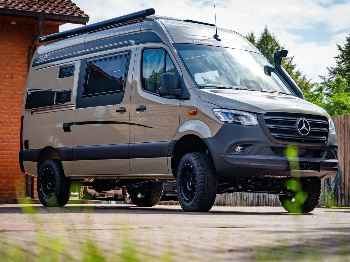Regent S – Regent S Offroad-Reisemobil (Mercedes Sprinter) in schräger Frontansicht