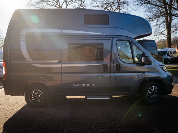 Vario 545 – Grauer Kastenwagen Vario 545 Seitenansicht mit Blick nach vorne.