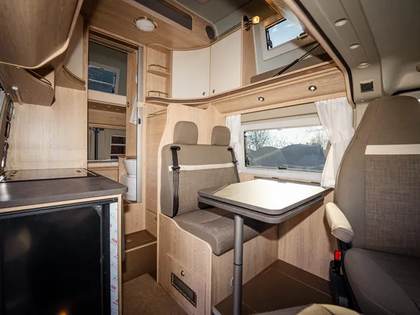 Vario 545 – Innenraum des Vario 545 mit Küche, Sitzgruppe und teilweisem Cockpit.