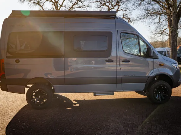 James Cook 600 D – Grauer James Cook 600 D Camper Van von der Seite.
