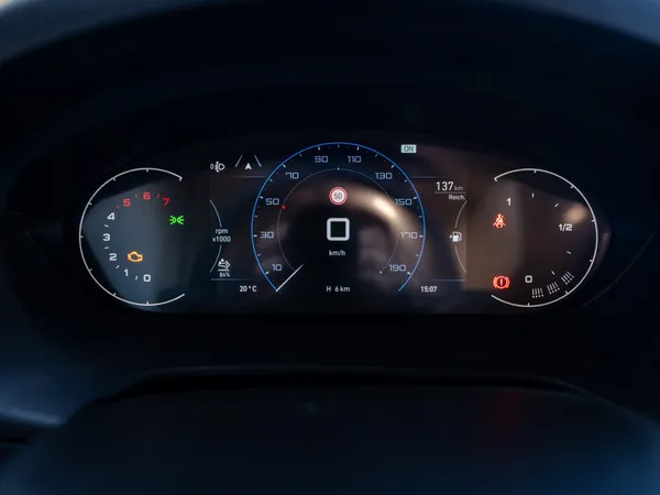 Vario 545 – Digitales Armaturenbrett eines Reisemobils mit verschiedenen Anzeigen.