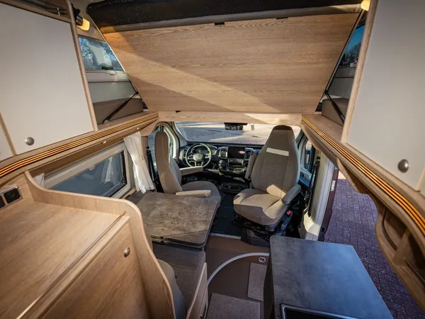 Vario 545 – Blick durch das Wohnmobil zum Cockpit mit Hubbett.