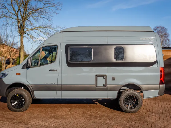 James Cook 600 D – Graues Reisemobil James Cook 600 D, Seitenansicht, auf gepflastertem Boden.