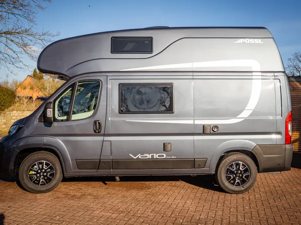 Vario 545 – Grauer Pössl Vario 545 Campervan von der Seite bei Tag.