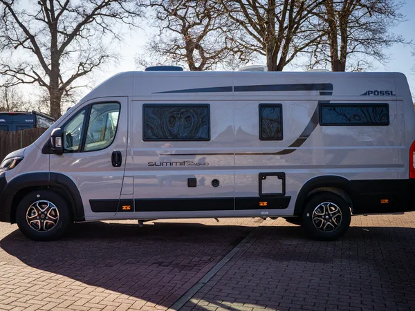 Summit Shine 640 – Seitenansicht des Pössl Summit Shine 640 Reisemobils in hellem Grau