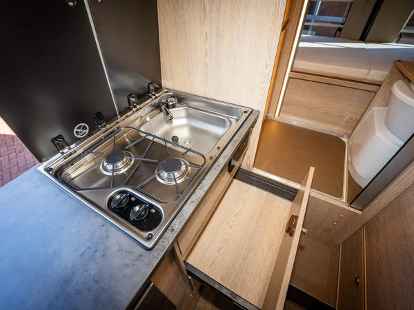 Vario 545 – Kompakte Camper Küche mit Spülbecken, zwei Kochfeldern und Arbeitsplatte.