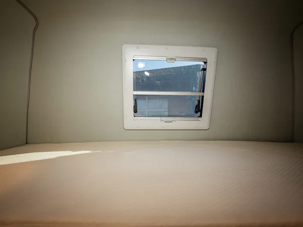 Vario 545 – Blick auf das Bett und ein Seitenfenster im Reisemobil