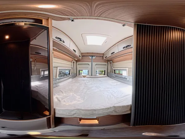Roadcruiser Revolution – Geräumiges Schlafzimmer mit großem Bett und Staufächern im Roadcruiser Revolution.