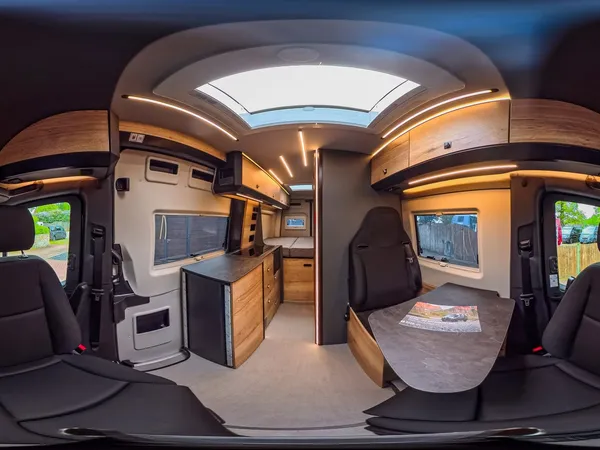 Roadstar XT – Panorama-Innenansicht eines Roadstar XT Reisemobils mit Sitzgruppe und Küche.