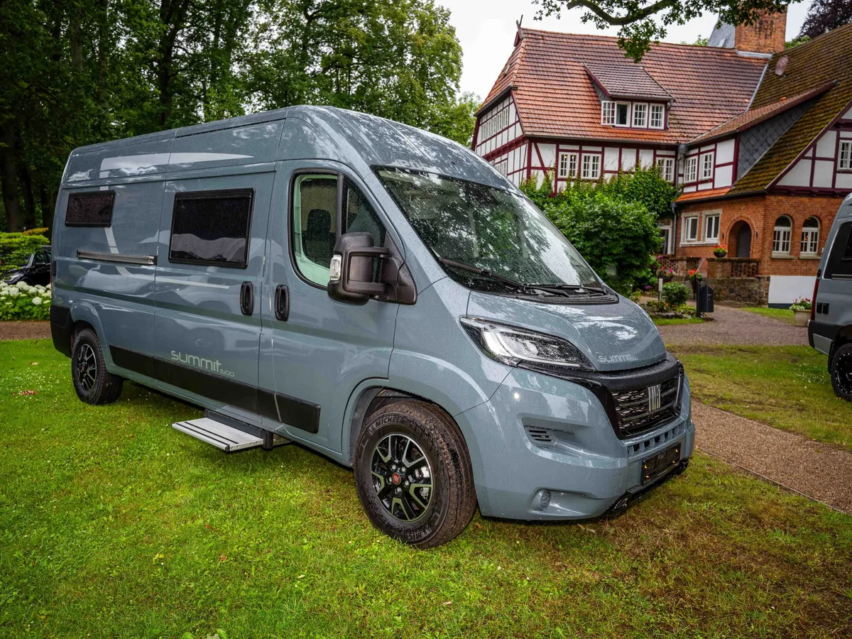 Summit 600 B – Grauer Summit 600 B Campervan schräg von vorne auf Rasen