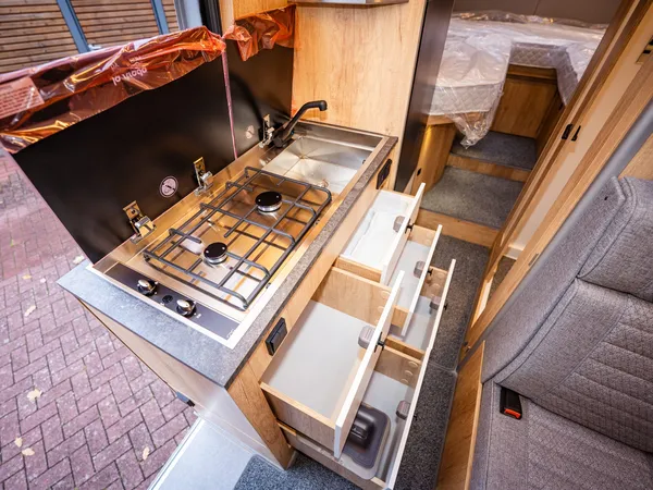 Avanti EB – Moderne Camper-Küche mit Kochfeld, Spüle und ausziehbaren Schubladen