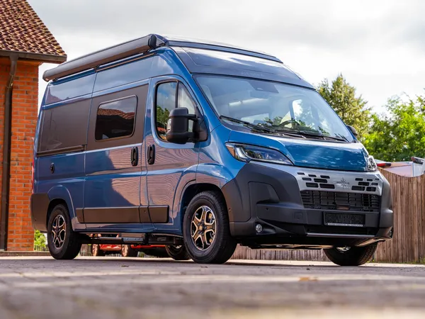 Columbus 540 D – Blauer Columbus 540 D Campervan schräg von vorne geparkt.