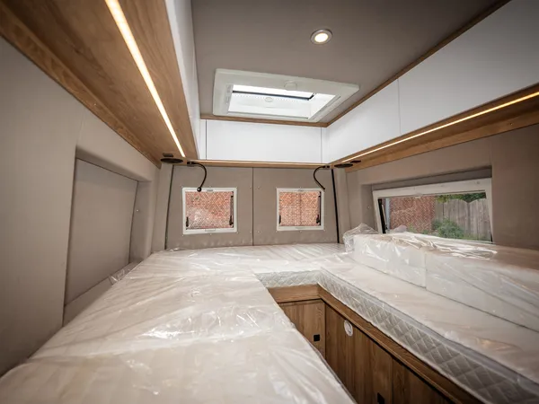 Regent EB – Blick auf das Bett und Schlafbereich im Reisemobil mit Dachluke.
