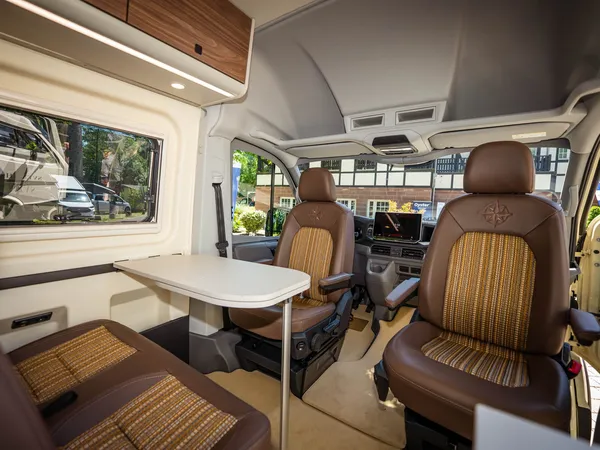 Sven Hedin 50 Jahre Edition – Sitzgruppe mit Tisch und drehbaren Vordersitzen im Reisemobil.
