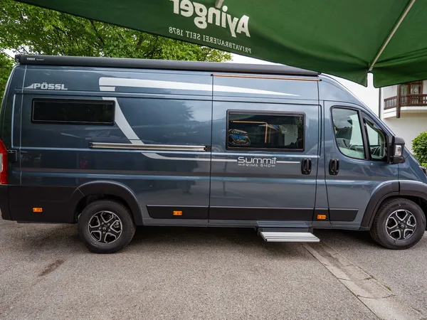Summit Prime 640 – Graues Pössl Summit Prime 640 Reisemobil von der Seite.