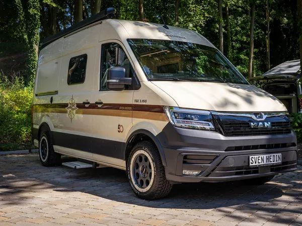 Sven Hedin 50 Jahre Edition – Sven Hedin 50 Jahre Edition Reisemobil, cremefarben, schräg von vorne
