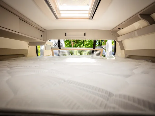 Nansen 600L – Blick über die Matratze eines Hubbetts im Reisemobil