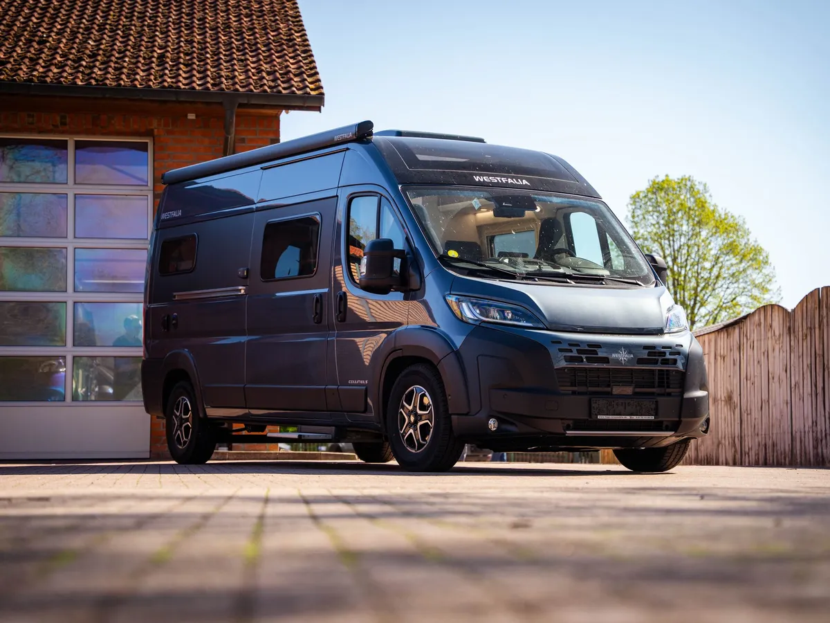 Columbus 600 E – Westfalia Columbus 600 E Reisemobil, anthrazit, schräg von vorne.