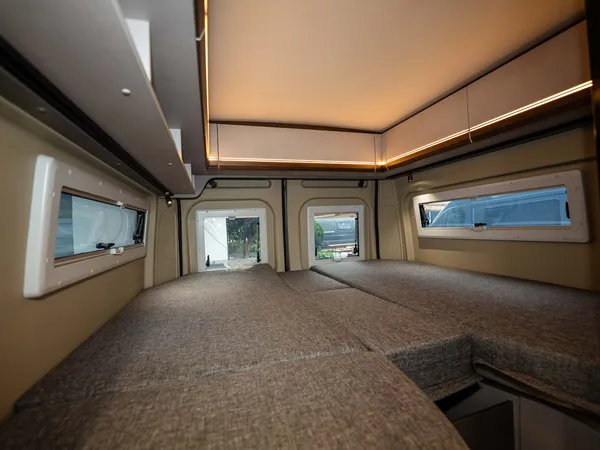 Summit Shine 600 L – Großes Heckbett mit Fenstern und Ambientelicht im Reisemobil