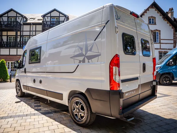 Nansen 600L – Weißer Kastenwagen Nansen 600L von Westfalia, schräg von hinten gezeigt.