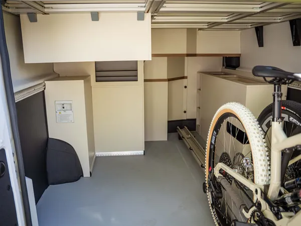 Columbus Liner – Heckstauraum des Reisemobils mit Fahrrad und Stauraumelementen.