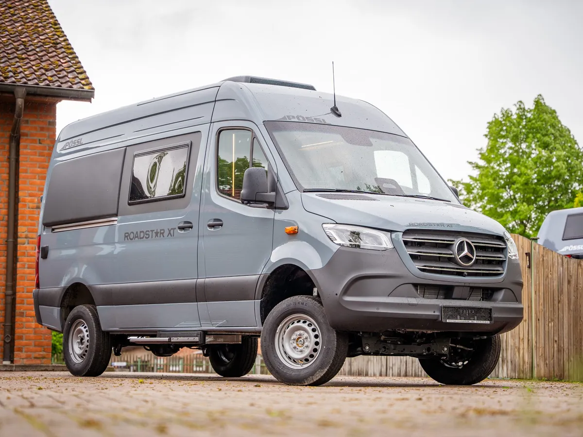 Roadstar XT – Grauer Pössl Roadstar XT Kastenwagen, schräg von vorne aufgenommen.