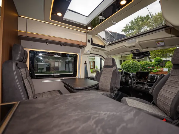 Summit Prime 640 – Blick vom Innenraum nach vorne mit Sitzen, Tisch und Cockpit.