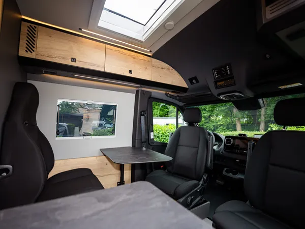 Roadstar XL Evo – Gemütliche Sitzgruppe und Cockpit im Roadstar XL Evo Reisemobil.