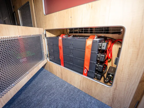 Nova M – Detailansicht der verbauten Batterien und Verkabelung im Reisemobil.