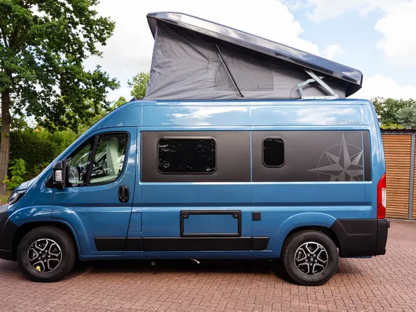Columbus 540 D – Blauer Camper Van Columbus 540 D mit offenem Aufstelldach, Seitenansicht