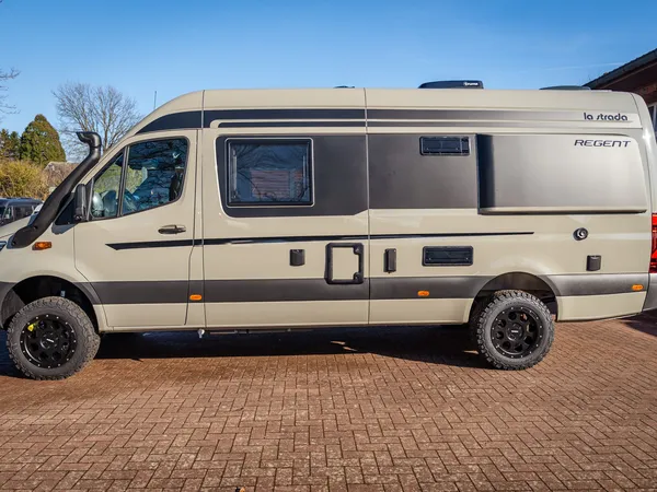 Regent EB – La Strada Regent EB Reisemobil-Seitenansicht mit Offroad-Ausstattung und Schnorchel.