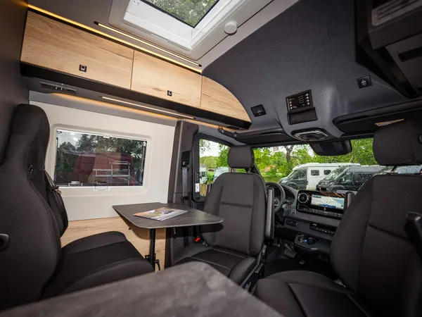 Roadstar XT – Innenansicht des Roadstar XT mit Sitzgruppe und Blick zum Cockpit.
