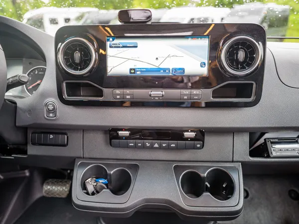 Roadstar XT – Cockpit mit großem Navigationsbildschirm, Lüftungsschlitzen und Getränkehaltern.