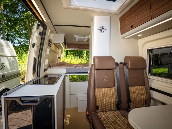 Sven Hedin 50 Jahre Edition – Innenansicht des Reisemobils mit Küche, Sitzgruppe und Bett