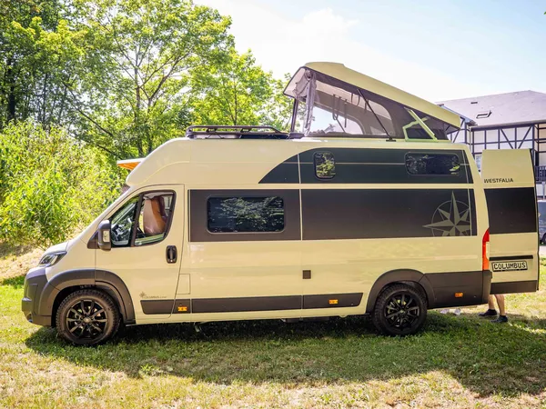 Columbus Liner – Columbus Liner Reisemobil mit offenem Aufstelldach, von der Seite