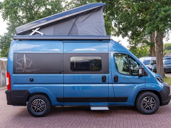 Columbus 540 D – Blauer Columbus 540 D Reisemobil von der Seite mit Aufstelldach.