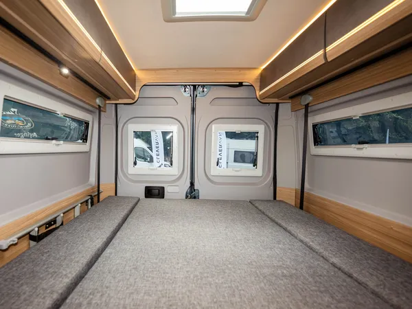 Summit Shine 640 R – Rückseite des Camper-Vans mit grauer Bettpolsterung und Fenstern
