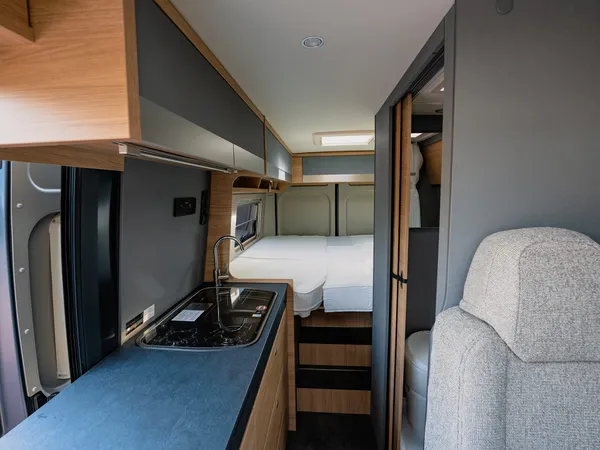Trenta 640 – Innenansicht des Reisemobils mit Küche, Bettbereich und Stauraum