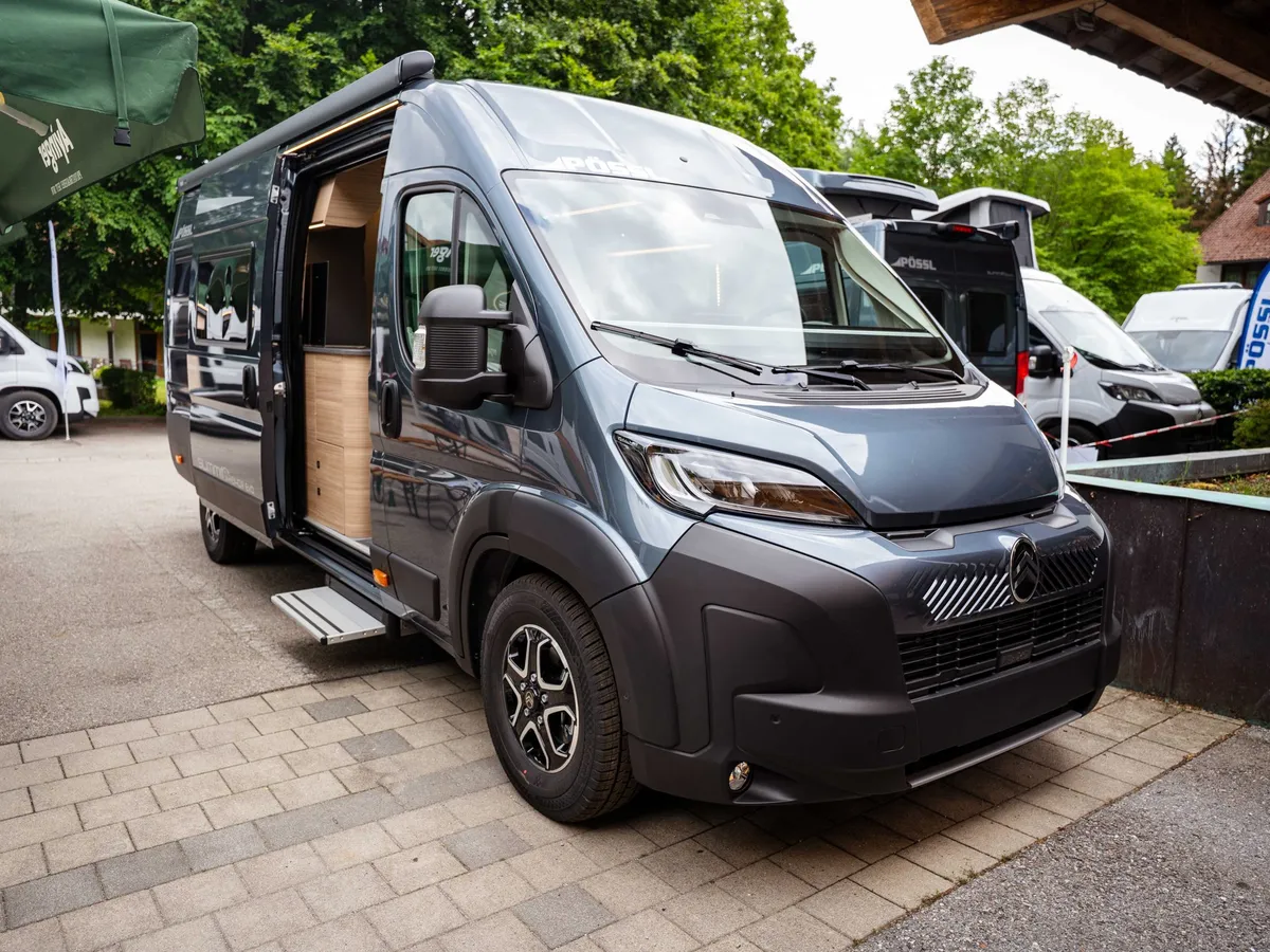 Summit Shine 640 R – Graues Reisemobil (Summit Shine) von vorne schräg, Tür offen, Trittstufe ausgefahren.