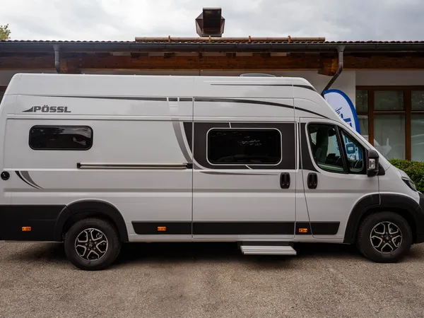 Roadcruiser Revolution – Helle Seitenansicht des Pössl Roadcruiser Revolution Reisemobils mit Trittstufe.